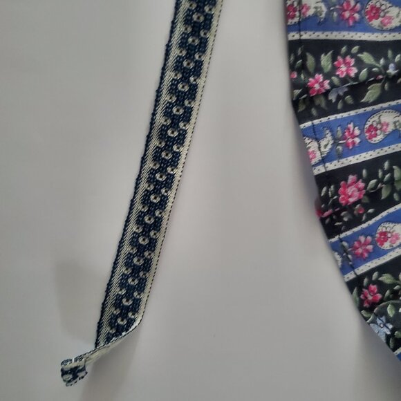 Russian Nesting Dolls Apron Floral Ruffled Edge Detailed Appliques Light Canvas - Picture 6 of 7